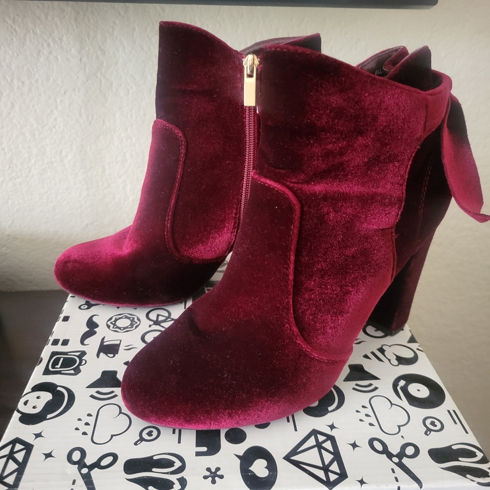 Burg velvet bootie